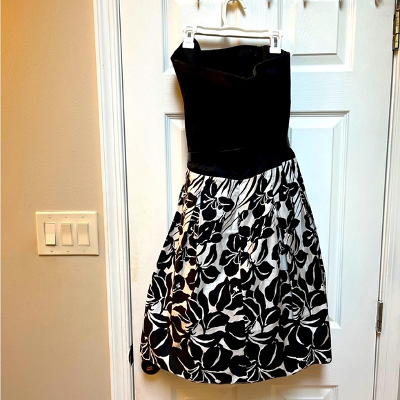 White House Black Market strapless dress - Picture 2 of 3